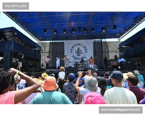 里夫斯亮相乡村音乐节 现场演出魅力四射赢得观众热烈喝彩 里夫斯亮相乡村音乐节 现场演出魅力四射赢得观众热烈喝彩